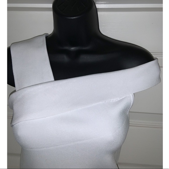 Alice & Olivia Arletta Asymmetric Cropped Sweater In White - Picture 8 of 14